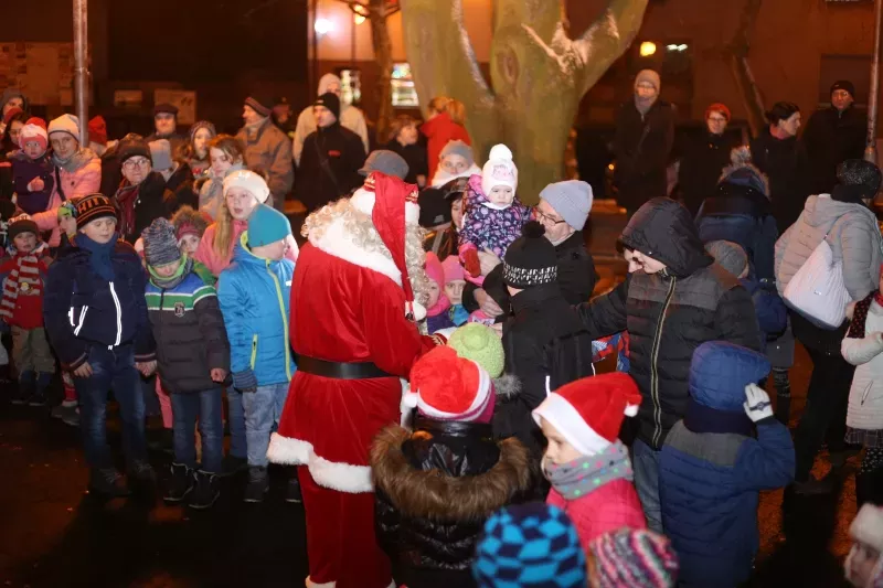 Spotkanie ze Świętym Mikołajem na rynku w Koszęcin